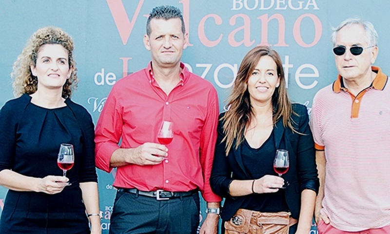 Los hermanos propietarios de la bodega, Mª Dolores, Víctor y Nereida Díaz, con Alejandro Morales, editor de ‘Te Lo Cuento y Te Lo Confirmo’.